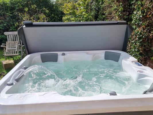 SB353L hot tub with cover off