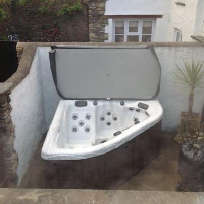 Corner hot tub installation