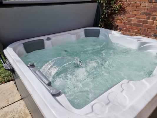 hot tub with water fountain