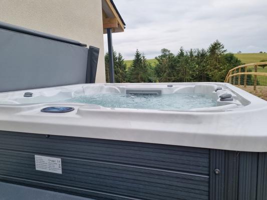 holiday let 3 hot tub cover off